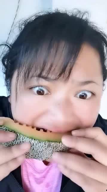 农村女网红吃瓜图片高清,农村女网红的吃瓜日常  第2张